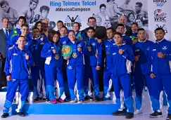 Carlos Slim, junto a los boxeadores que forman parte del programa Ring Telmex Telcel