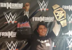 Jorge Leonardo levanta el cinturón WWE Mundial Pesado en seña de triunfo