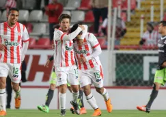 Jugadores del Necaxa festejan una anotación