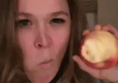 Ronda Rousey muerde una manzana