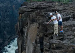 Orlando Duque y Jonathan Paredes observan Cataratas Victoria