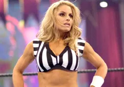 Trish Stratus funje como referee sobre el encordado