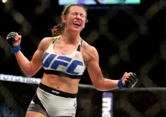 Miesha Tate festeja tras su triunfo contra Holm