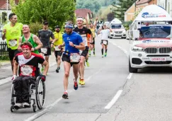 Competidores durante una carrera Wings For Life