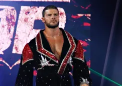 Bobby Roode camina hacia el ring