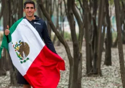 El velocista posa con la bandera de México