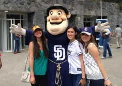 Aficionadas al beisbol se toman una foto con la mascota de Padres