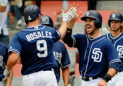 Los jugadores de los Padres celebran una carrera