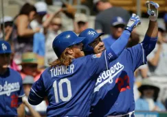 Adrián González y Turner celebran un home run durante un partido 