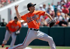 González, lanzando la pelota en un partido con los Orioles