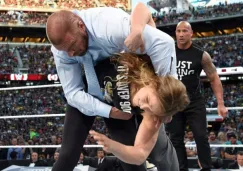 Momento en que Ronda Rousey derriba a Triple H