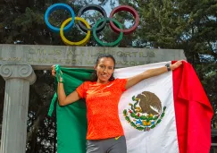 Brenda, posando con la bandera mexicana frente a los aros olímpicos