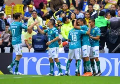 Los jugadores de León celebran una anotación frente al América