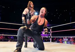 Undertaker y Kane durante la gira de WWE en 2015