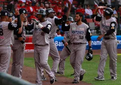 Sultanes festejan tras vencer a los Diablos Rojos