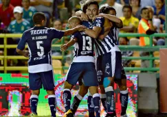 Jugadores de Monterrey celebran el gol de la victoria contra León