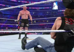 Brock Lesnar ve a Dean Ambrose en el ring