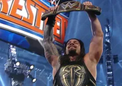 Roman Reigns festeja con el título