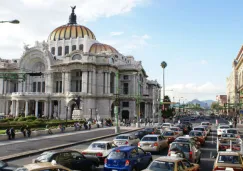 Tránsito de la Ciudad de México frente al Palacio de Bellas Artes