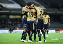 Jugadores de Pumas celebran un gol en Libertadores