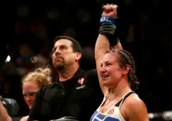 El referee levanta la mano de Miesha Tate tras ganar a Holly Holm