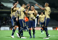 Jugadores de Pumas festejan un gol