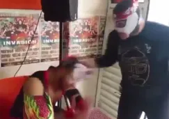 Momento en que Octagón le quita la máscara a Octagón Jr.