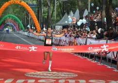 Un participante cruza la meta en la cuarta carrera Cinemex  