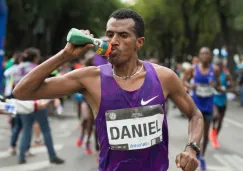 Daniel Aschenik hidratándose durante el Maratón de la ciudad de México