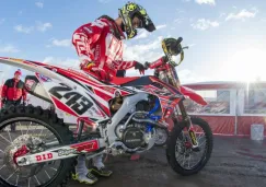 Gajser posa con su motocicleta tras conseguir la 'pole'