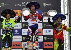 Tim Gajser celebra su trunfo en el podio