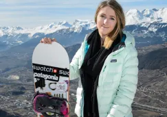 Estelle Balet posa con su tabla de snowboard