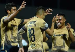 Jugadores de Pumas celebra un gol 