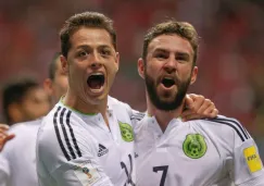 Javier Hernández celebra un gol de México con Miguel Layún