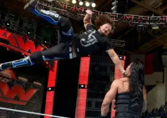 Momento en que AJ Styles le aplica un antebrazazo a Roman Reigns