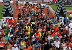 Corredores, cruzando la meta del Maratón de la CDMX en 2015