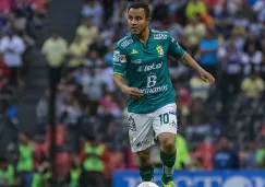 Montes conduce el esférico en el Azteca