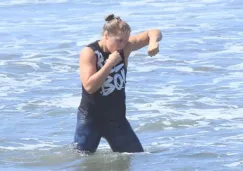 Ronda Rousey entrenando en la playa