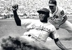 Jackie Robinson se barre en una base