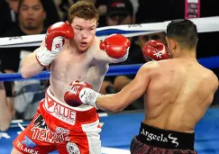 El Canelo lanza un golpe hacia Amir Khan