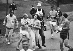 Un oficial intentó sacar a Kathrine Switzer del Maratón