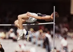 Dick Fosbury realiza una ejecución de salto de altura 