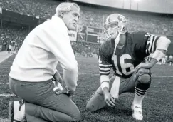 Joe Montana dialoga con Bill Walsh