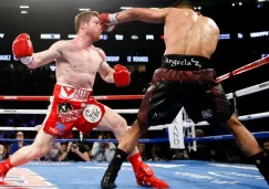 Saúl 'Canelo' Álvarez es golpeado por Amir Khan