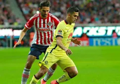 El Rifle pelea un balón durante el Clásico Nacional