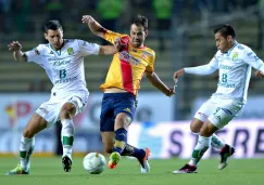 Pellerano pelea el balón con los defensores de León