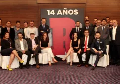 Colaboradores y directivos posan con la 'R'