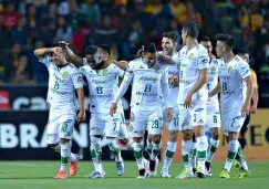 Jugadores de León festejan un gol