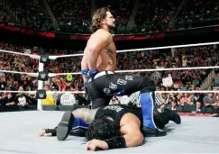 AJ Styles después de aplicarle el  'Styles Clash' a Roman Reigns