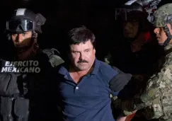  Joaquín 'El Chapo' Guzmán, escoltado por soldados cuando fue recapturado